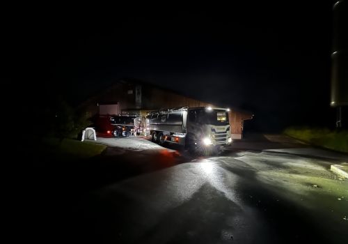 Lastwagen in der Nacht