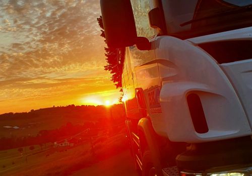 Lastwagen im Sonnenuntergang