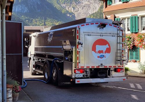 Lastwagen mit Emmi Logo
