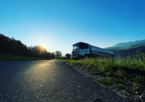 Lastwagen im Sonnenaufgang